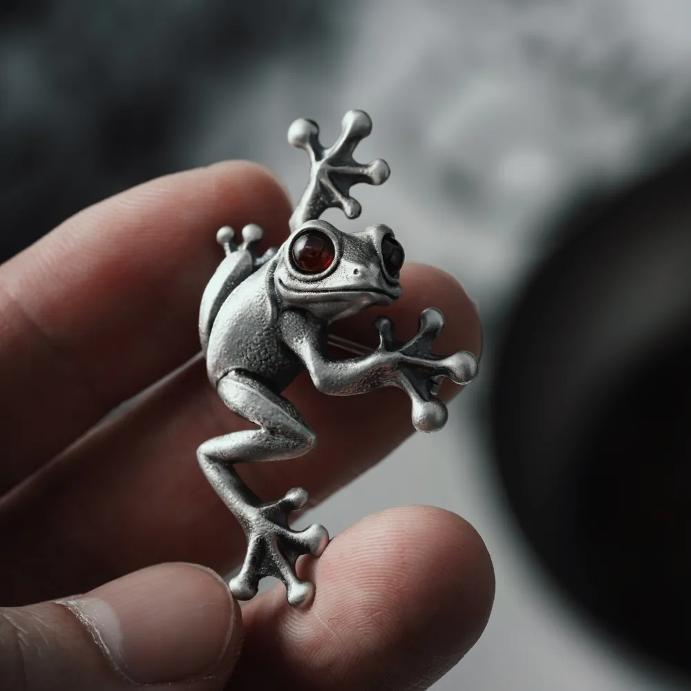 Tree Frog Brooch - Image 5